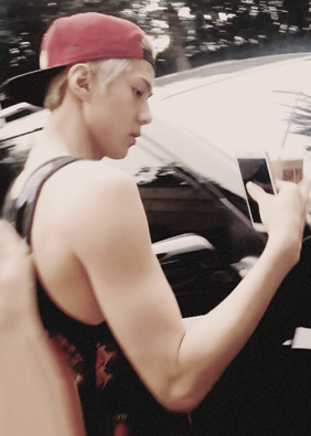 exothrowback's tweet photo. THE FIRST GLIMPSE OF THE SEGUNS http://t.co/ssURRrVGW7
