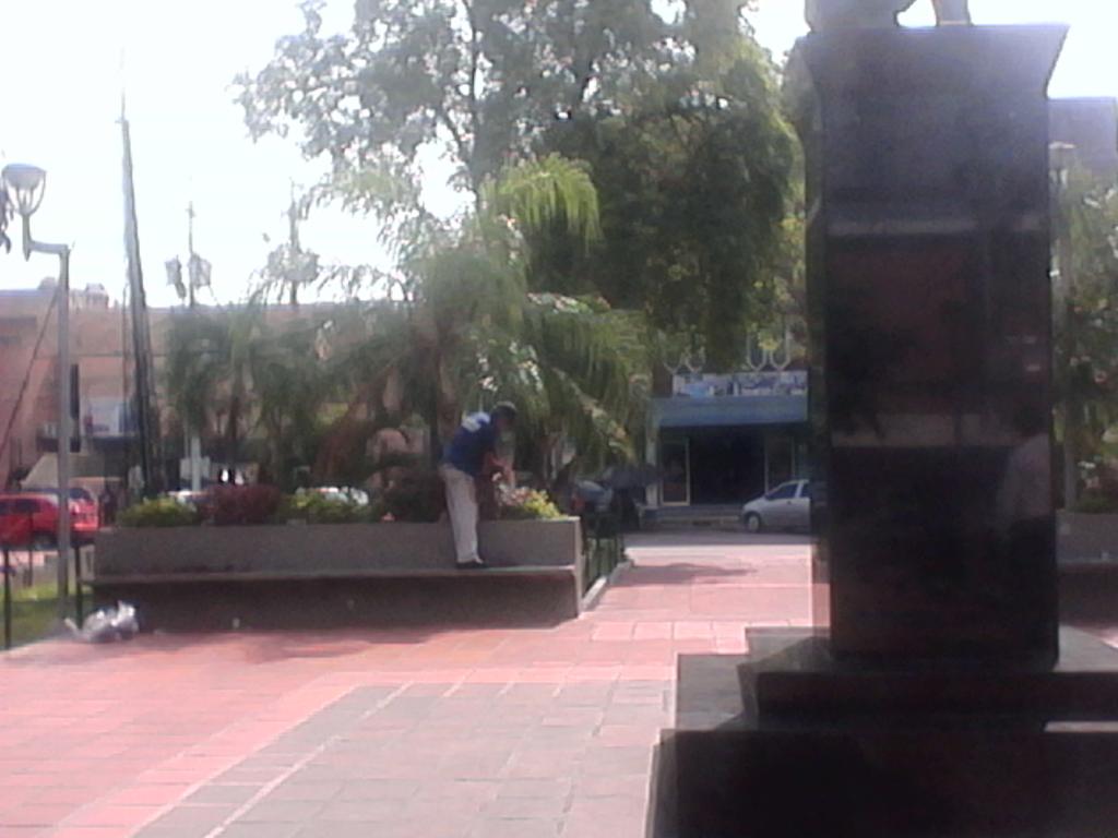 LagunillasZulia's tweet photo. Como es habitual cuadrillas de @imvihLags inician la semana trabajando en el mtto de la Plaza Bolívar @MERVINMENDEZQ http://t.co/fGP381kpyx