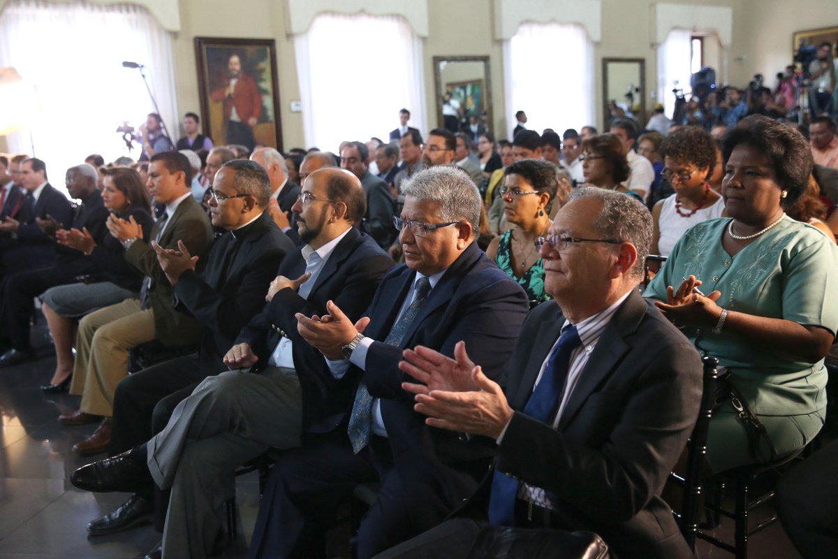 Presidente <a href="/JuanOrlandoH/">Juan Orlando Hernández</a> abre nueva etapa Diálogo Nacional en busca de terminar con impunidad corrupción. #HONDURAS
