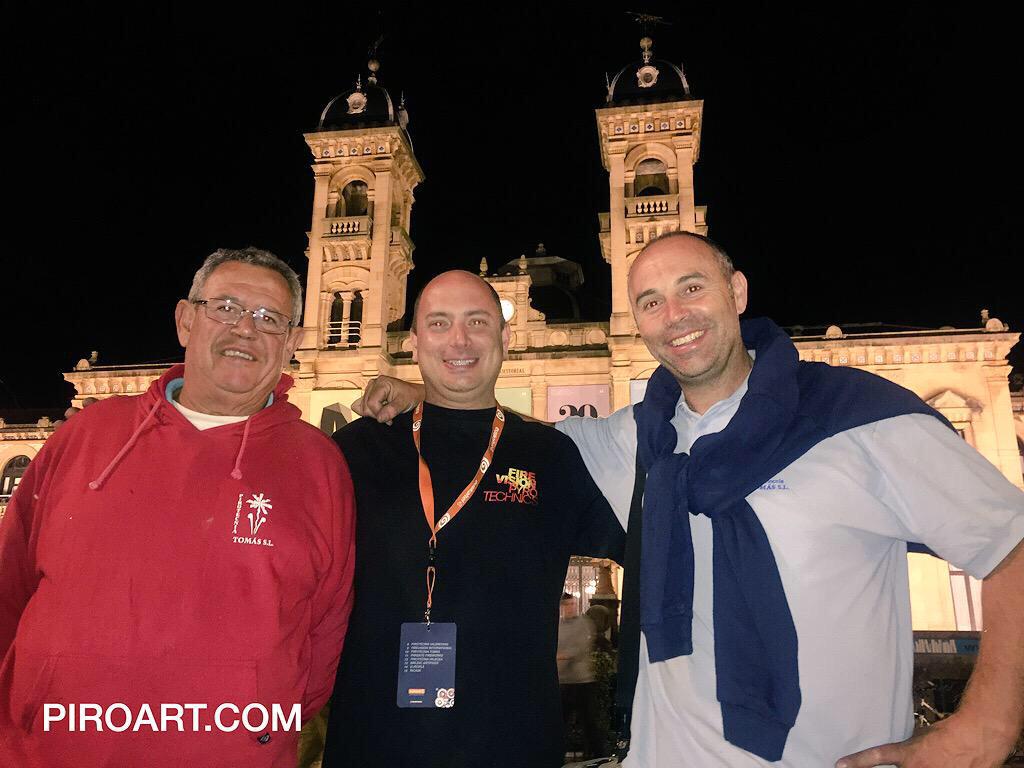 PyroCalendar's tweet photo. Obiol (centro, esposo de Wenying He, de Firevision, China, 2º participante de 52ª #AsteNagusia), con Gregori y Tomás http://t.co/MrM5l5ZS3H