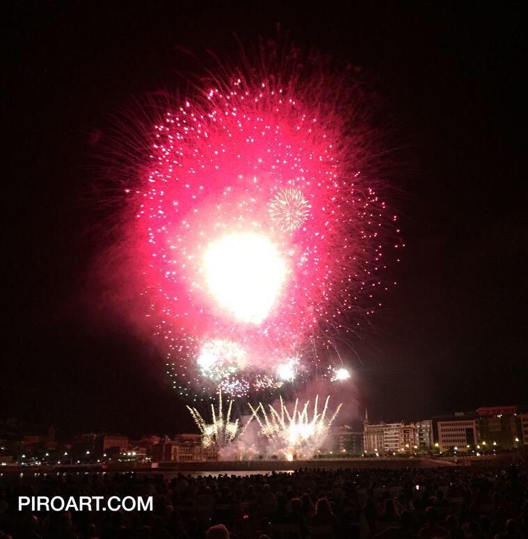 PyroCalendar's tweet photo. Obiol (centro, esposo de Wenying He, de Firevision, China, 2º participante de 52ª #AsteNagusia), con Gregori y Tomás http://t.co/MrM5l5ZS3H