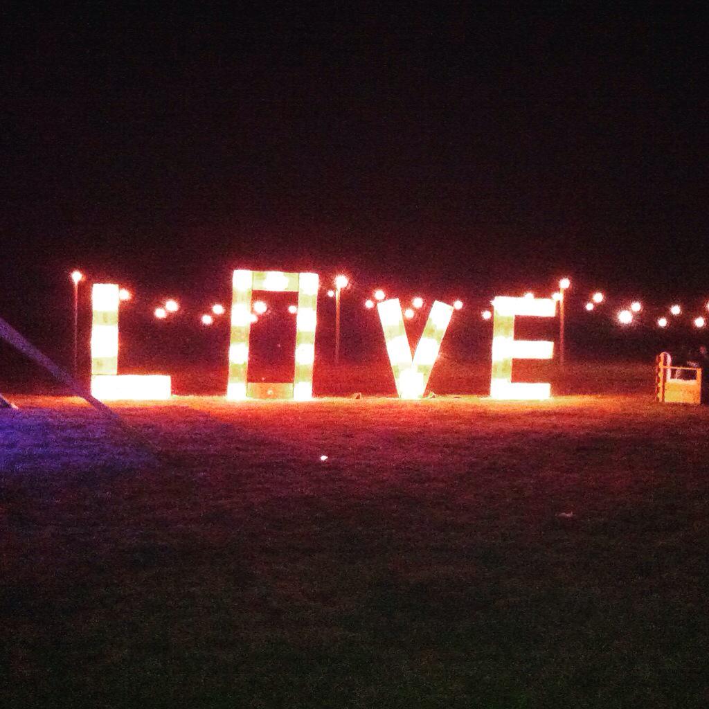 RishiRavalia's tweet photo. All you need is #Love. Congrats @BethyWeb and Dave #BethAndDave you wonderful couple. UNBELIEVABLE #WEDDING! http://t.co/oLHKXIdBXn