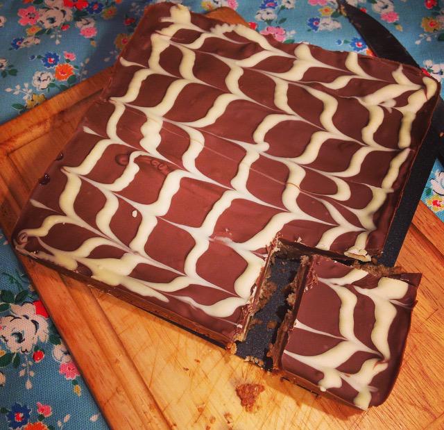 Samreens6's tweet photo. Slab of delicious flapjack 💛 #baking #dessert #love http://t.co/agvLpbeCuZ