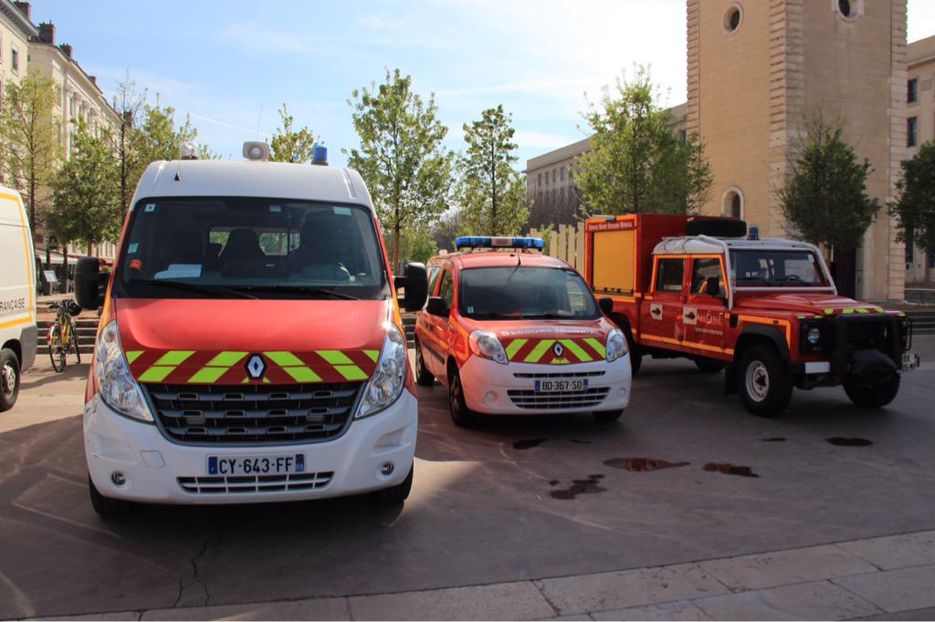 VirieuxPierre's tweet photo. @ANISPOfficiel @SDMIS69 Exercice Incendie Bateau 2014 http://t.co/MUQ5VThszl