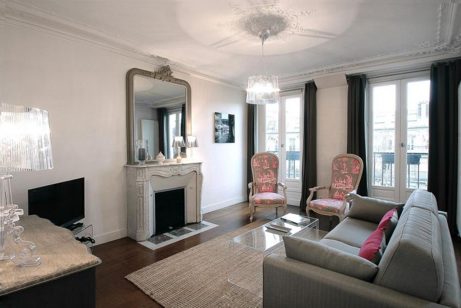 All's good in moderation! A subtle hint of pink brings this Paris #luxuryhome alive 

bit.ly/1W429b3