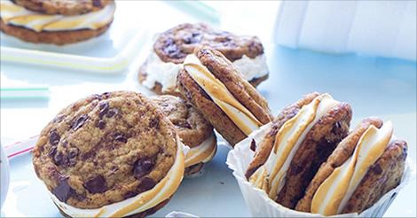 Cool down with this s'mores recipe from <a href="/BakersRoyale/">Naomi Robinson</a>: bakersroyale.com/cookies/chocol… #NationalSmoresDay