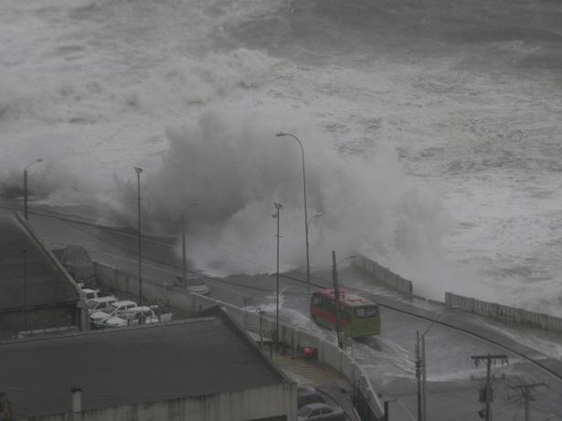 ecomaputravel's tweet photo. Algunas imágenes del temporal en nuestro querido #Valpo #Valparaiso #Temporal #temporalenmega #c13 #tvn #24horas http://t.co/FroRYzgpCg