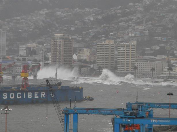 ecomaputravel's tweet photo. Algunas imágenes del temporal en nuestro querido #Valpo #Valparaiso #Temporal #temporalenmega #c13 #tvn #24horas http://t.co/FroRYzgpCg