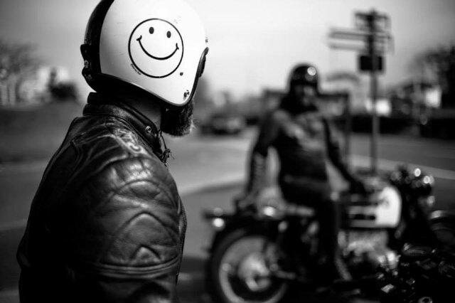 Berbahagia dengan cara kita sendiri itu menyenangkan..  #HondaCB100 #CBIndonesia #Classic #custombike