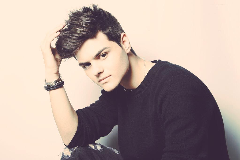 AbrahamMateo's tweet photo. Gracias a ell@s estoy aquí haciendo lo que más me apasiona! 
Mi inspiración, mi fuerza, mi guía... 👉 #ABRAHAMERS!❤️ http://t.co/IjsaRJp9RB