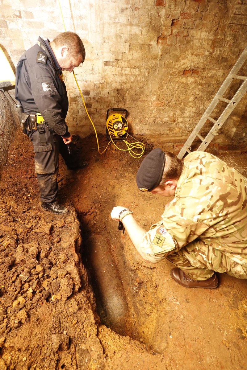 .<a href="/BritishArmy/">British Army 🇬🇧</a> experts from 621 EOD Squadron, 11 EOD Regt, arrive at #BethnalGreen and examine the unexploded WW2 bomb