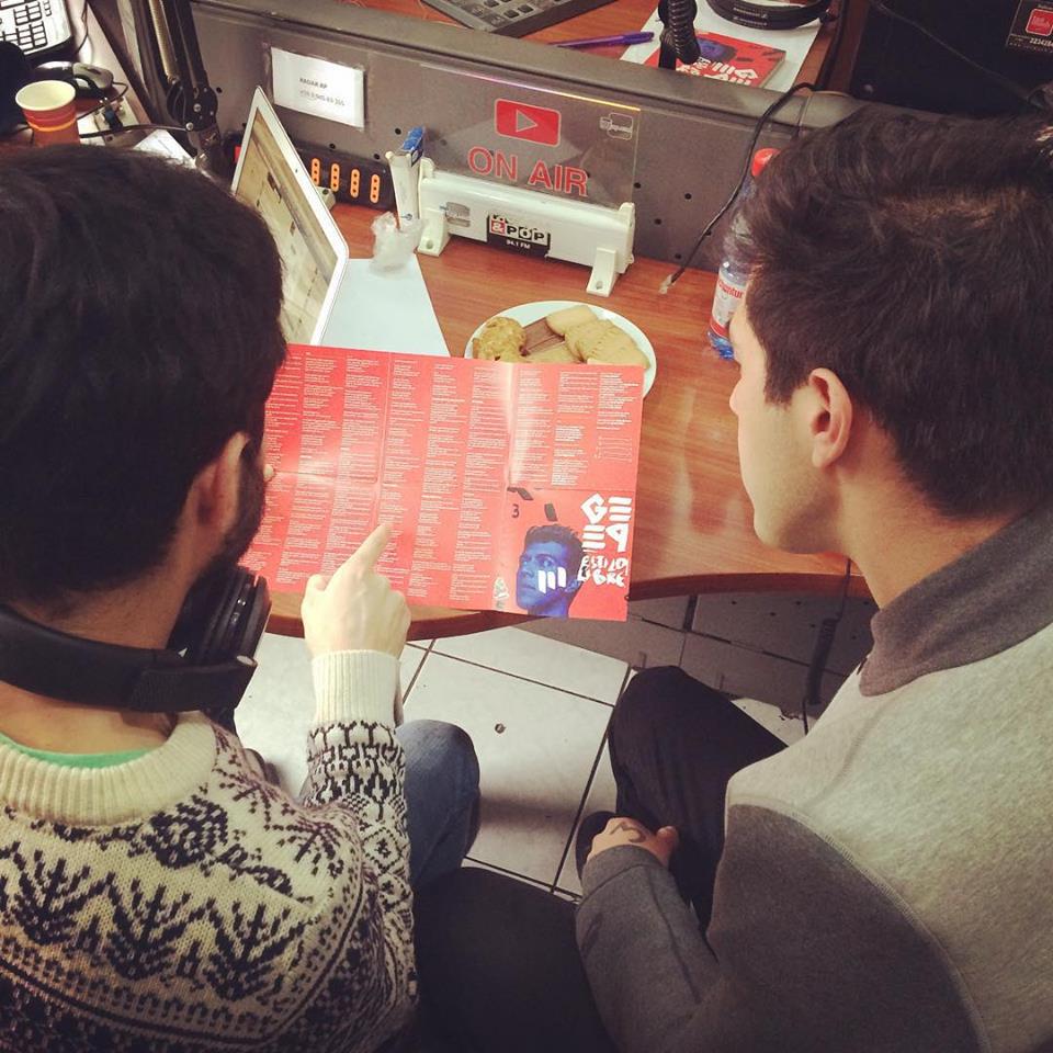 rockandpop's tweet photo. Seguimos con @gepegepegepe revisando #EstiloLibre. Un #PlanMaestroRP perfecto para hoy http://t.co/RsKDAfselK http://t.co/cncxDM9Yl5