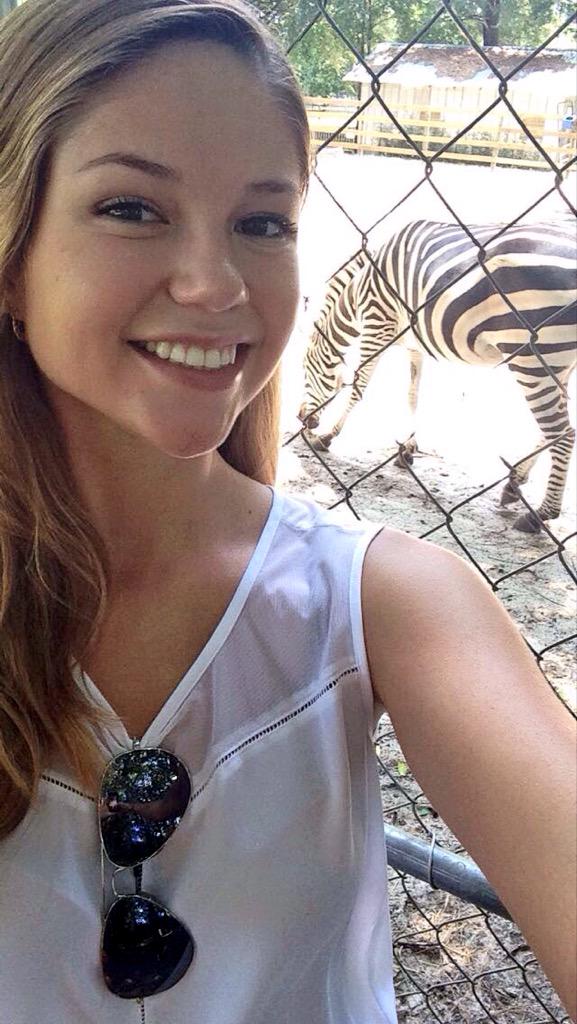 Kelly_cBoyle's tweet photo. Everyone should go and support @TwoTailsRanch! All proceeds go to the animals🐘❤️ http://t.co/WfubQWfvdg