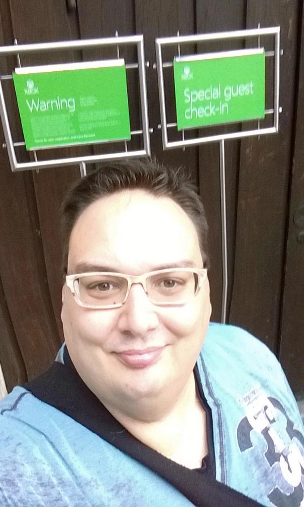 DanielHeithorn's tweet photo. @xboxde Ich! In erster Reihe und immer noch dankbar!
#xboxgamescom
#xboxfanfest
#xboxvip http://t.co/z76r2aHnpF