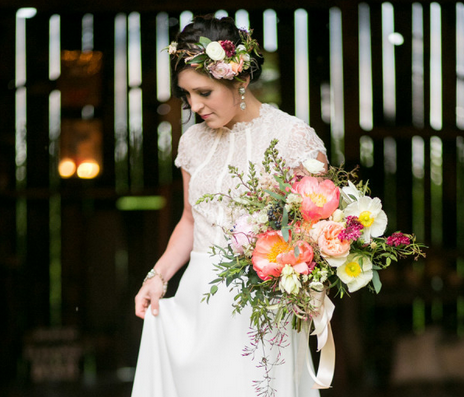 This Wisconsin wedding has a gorgeous explosion of florals: stylemepretty.com/wisconsin-wedd… @christyjphotog
