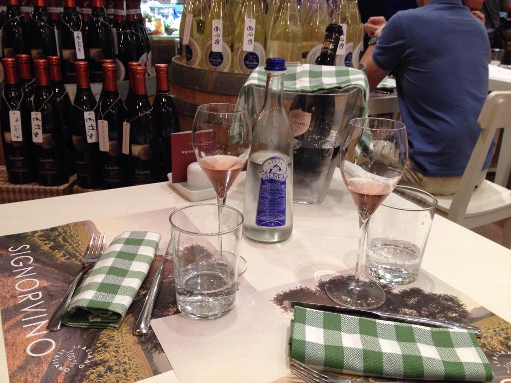 steocossavella's tweet photo. Ottima serata da @Signorvino con @OserenellaC 👏🏼 http://t.co/bm6N3HqARg