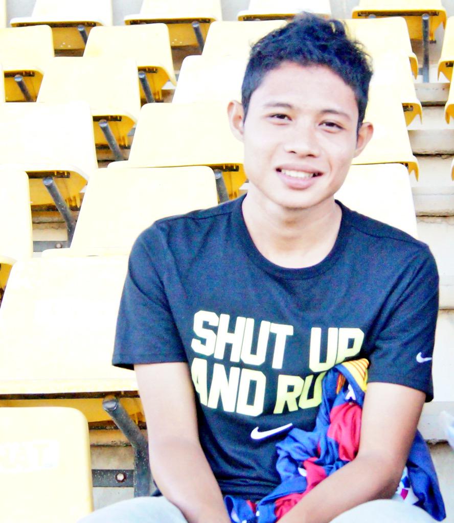 Evan Dimas mirant el partit!! | Evan Dimas is watching the match <a href="/palamoscf/">PALAMÓS CF 💙💛</a> against @uellagostera