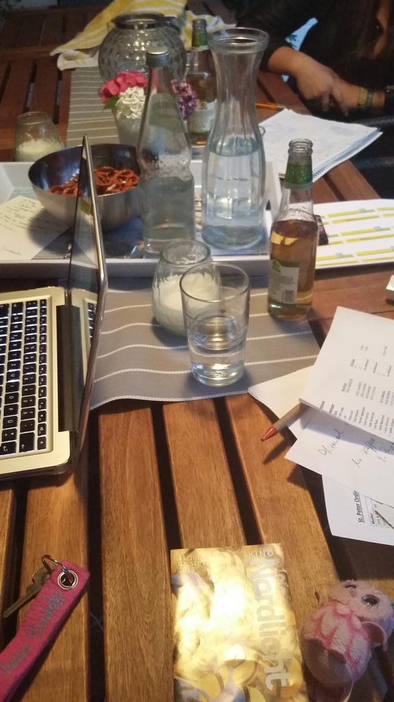 LoeniT's tweet photo. Letztes #Orga-Treffen, bevor es Ernst wird. #KeinEndeinSicht #noch42Stunden! #Freudeee #♡ @SozialerTag #SPOmachtLärm http://t.co/KhfjL07G6b