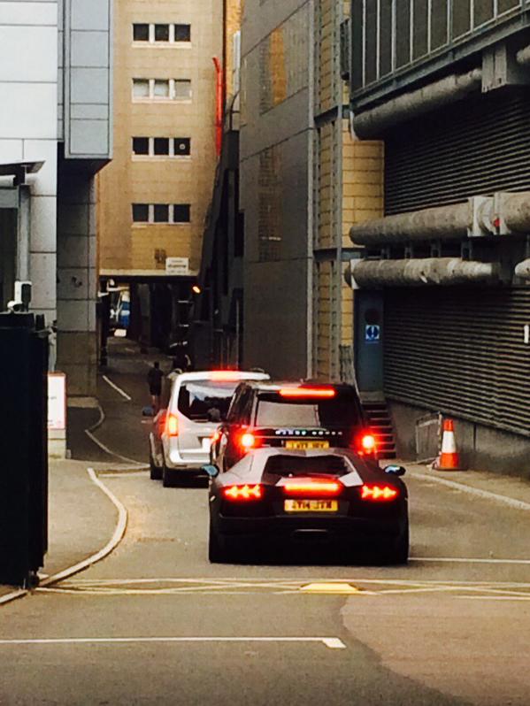 sexualnah's tweet photo. batman aka liam payne just arrived http://t.co/DZEWJlU1Xl