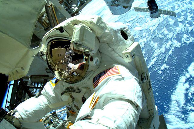 verge's tweet photo. What you need to know about space colonization and humankind's future away from Earth http://t.co/tjnuaNM6YL http://t.co/z2UXWflgkL