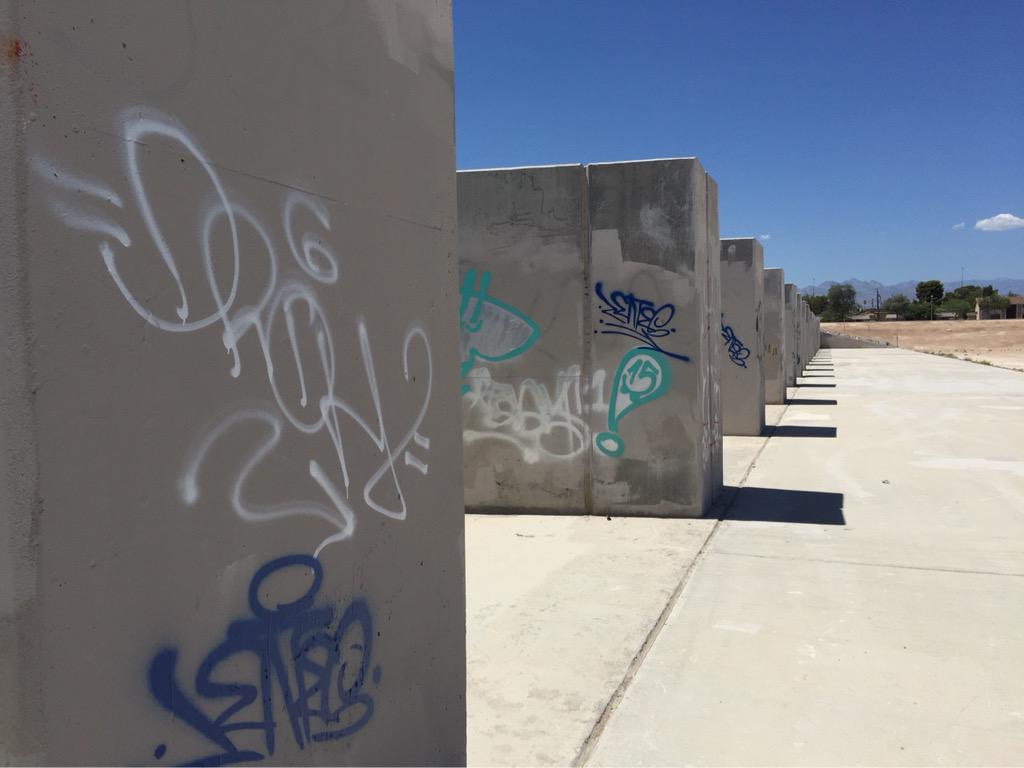 DeniseRosch1's tweet photo. Tired of looking at this mess?  In NLV there's an APP for that!  I'll tell you about it @6 @News3LV http://t.co/hnwv0QlUMb