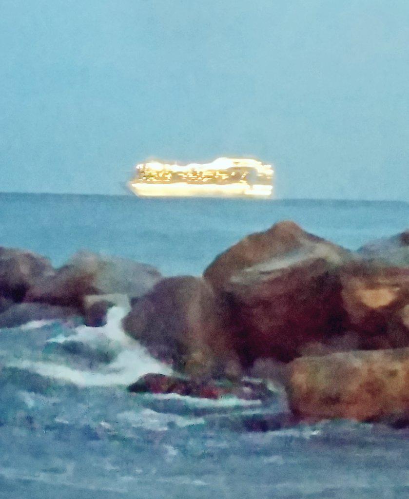 Dina975Dina's tweet photo. E #navigar m'è dolce in questo #mar 😉🌊 http://t.co/P8qNgAzWp3