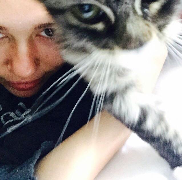 MySmilerSide's tweet photo. Miley and Her kitty 😻 #MTVHottest Miley Cyrus  http://t.co/WzhO5i3LsW