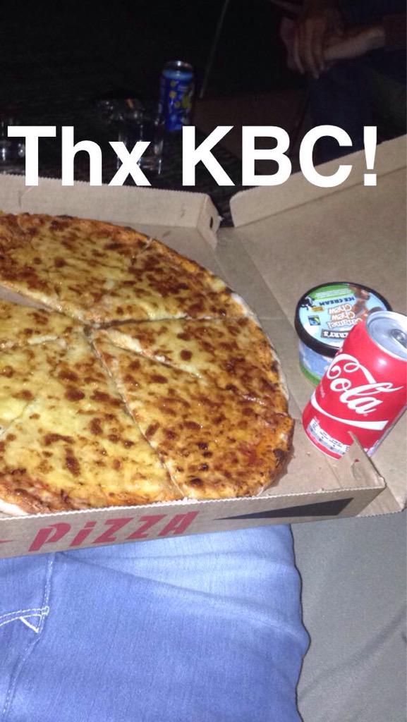 Thx voor de large pizza, cola en ben &amp; jerry 😄 #kbc