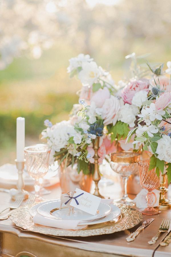 ruffledblog's tweet photo. Romantic bridal inspiration with a beautiful tablescape: @HappilyEvents @whitebookblog http://t.co/8lV0O668gI http://t.co/d1RqeuOlXk