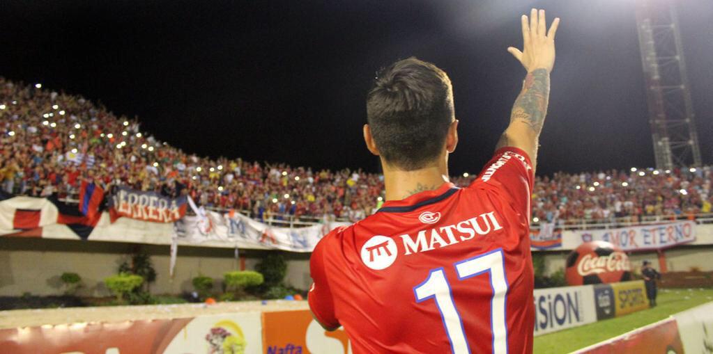 fabbrojony17's tweet photo. Saludando a la mejor Hincha del País 🔴🔵🔴🔵👍🏼 http://t.co/3lf1VGHrbU