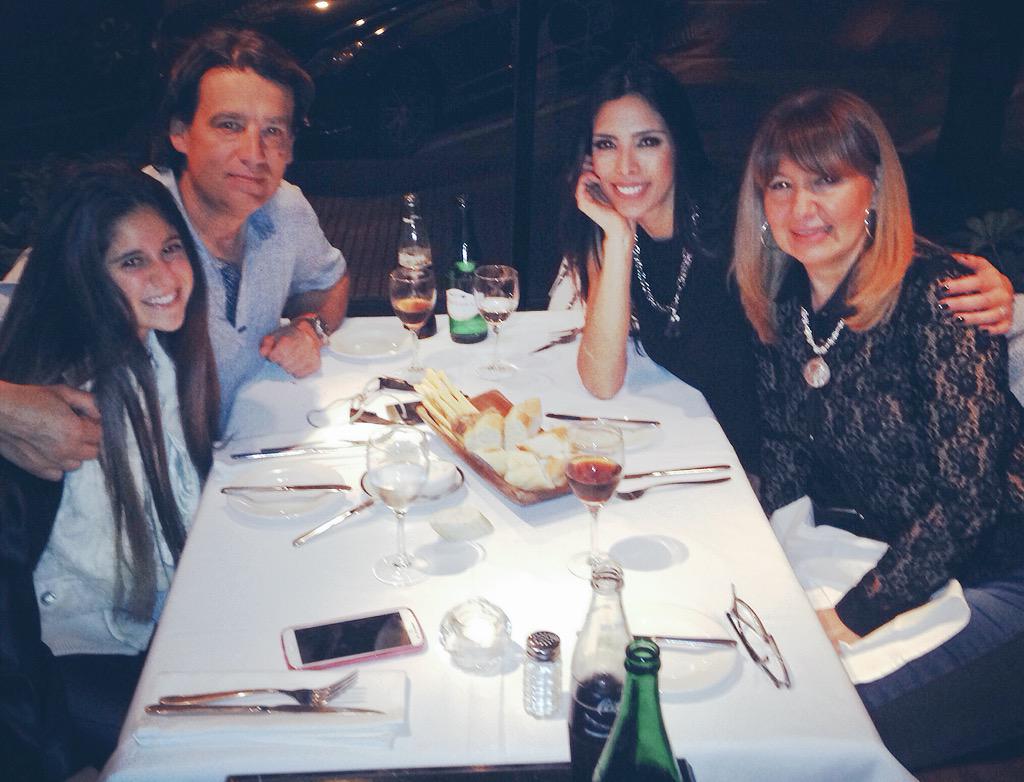 CarameloYMora's tweet photo. RT mariapazdelgado: Cena familiar je 😍❤️ #fliaconte #lossuegros PatriciaPconte rochiconte #rickyconte nicogh2015_a… http://t.co/zErdY2NrZz