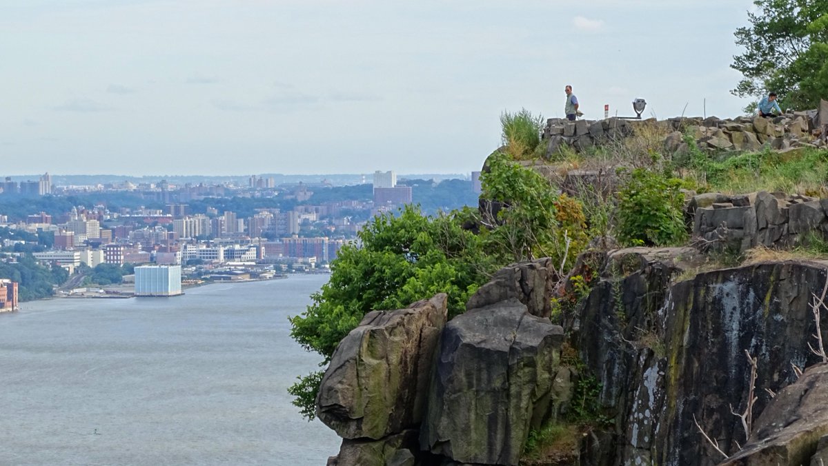 JBRussell_'s tweet photo. Yep, I like this place already. Behold - my new afterwork refuge. #StateLineLookout http://t.co/cJma8se7lO