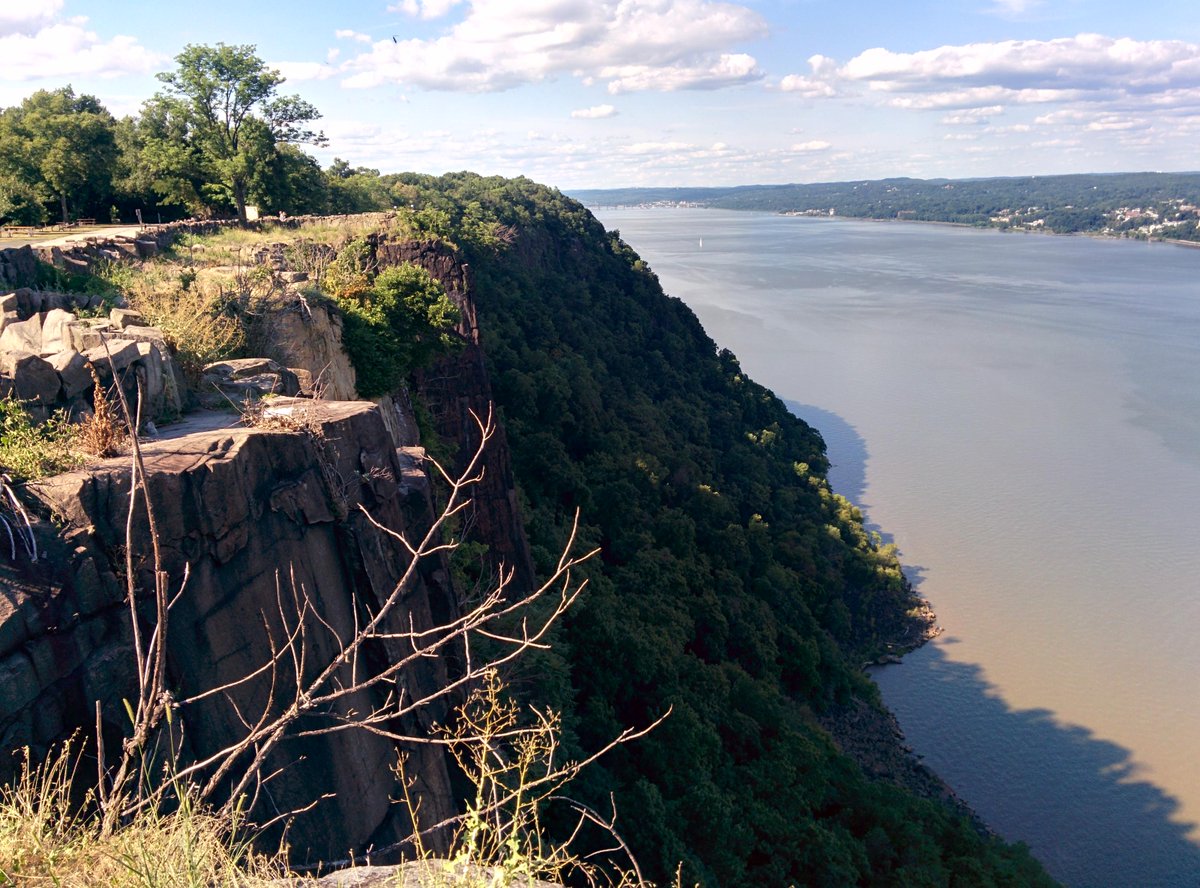 JBRussell_'s tweet photo. Yep, I like this place already. Behold - my new afterwork refuge. #StateLineLookout http://t.co/cJma8se7lO