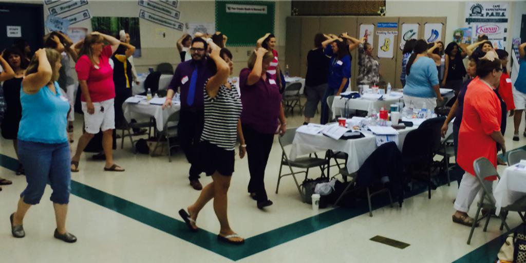 rickatkagan's tweet image. Energizing our brains &amp;amp; bodies today in Visalia CA #WinWinDiscipline w/ the great @KaganOnline #SillySport #QuickTag