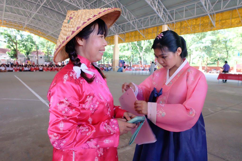 SirayaT's tweet photo. เก็บตกแปป 55555 #kppfact #ASEANDAY2015 2 แม่ลูก http://t.co/53dOeem9d7