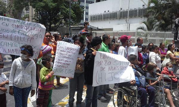 carlaangola's tweet photo. Sólo por esto gobierno vzolano no tiene perdón de Dios...dolorosa protesta d niños con cáncer http://t.co/44Y3x8aT0P http://t.co/9sCCcT405c"