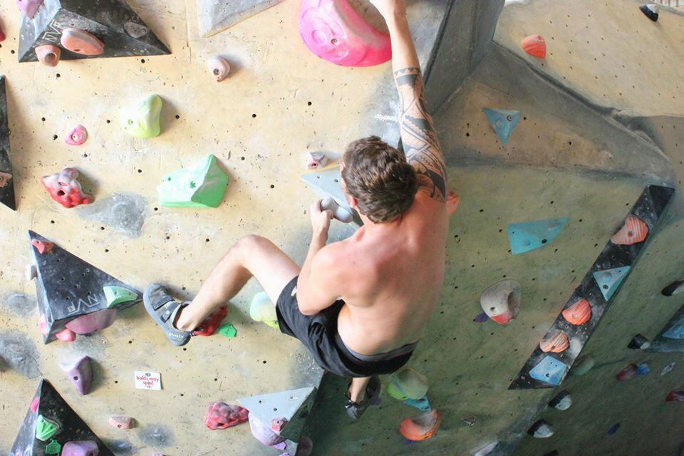 CharlesFlying's tweet photo. #bouldering #climbing. Climbing with Chloe and em 😀 http://t.co/YJi2aVRshp