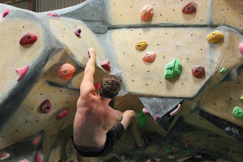 CharlesFlying's tweet photo. #bouldering #climbing. Climbing with Chloe and em 😀 http://t.co/YJi2aVRshp