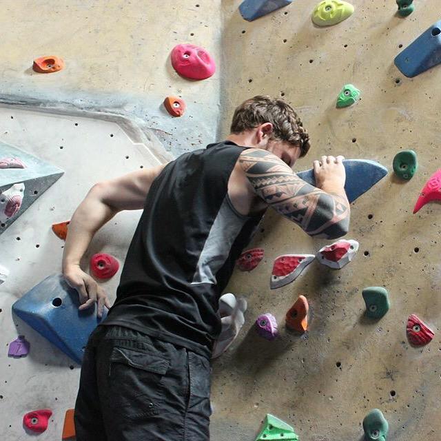 CharlesFlying's tweet photo. #bouldering #climbing. Climbing with Chloe and em 😀 http://t.co/YJi2aVRshp