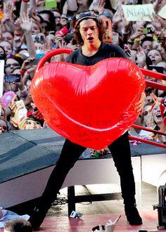 Harry holding Louis' heart 
#ProudOfLouis #BelieveInMagicBall 

#MTVHottest One Direction
#MTVMAMA2015 One Direction