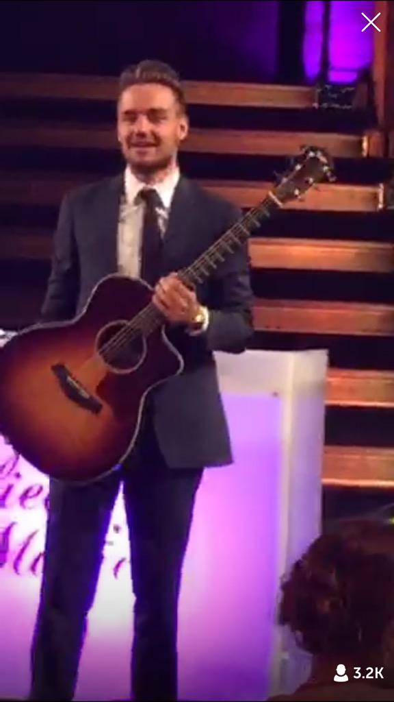 sweetroseex's tweet photo. LIAM PRESENTED NIALL'S GUITAR WHICH HE GAVE AWAY FOR THE CHARITY
#BelieveInMagicBall http://t.co/URhqcbfpuO