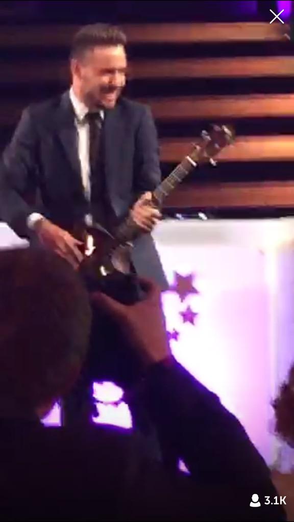 sweetroseex's tweet photo. LIAM PRESENTED NIALL'S GUITAR WHICH HE GAVE AWAY FOR THE CHARITY
#BelieveInMagicBall http://t.co/URhqcbfpuO