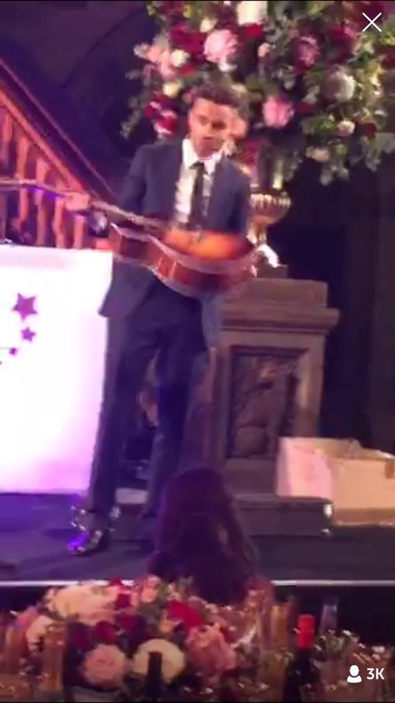 sweetroseex's tweet photo. LIAM PRESENTED NIALL'S GUITAR WHICH HE GAVE AWAY FOR THE CHARITY
#BelieveInMagicBall http://t.co/URhqcbfpuO