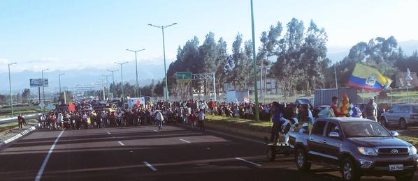 ecuavisa's tweet image. #MarchasEcuador | Marcha indígena cierra tramo de la vía Panamericana a la altura del Fuerte Patria en #Latacunga