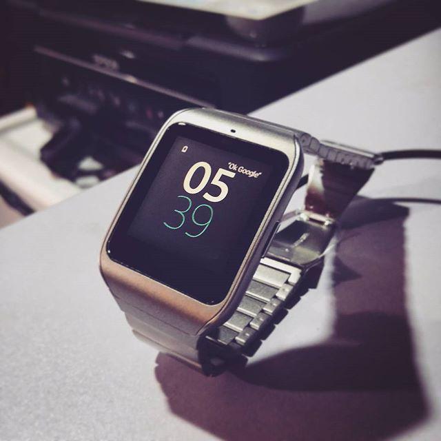 jevedel's tweet photo. Nuevo juguete a prueba:, el #SonyPeru Smartwatch 3, con Android Wear y correa metálica. Lo… http://t.co/hQIwv682OV http://t.co/YdDxQXZKBO