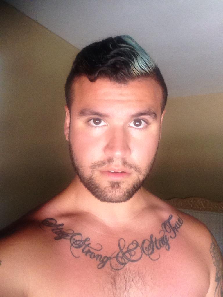 StevieTheDamned's tweet image. When I take a good selfie I have a tendency to plaster it all over social media. #TellMeImPretty