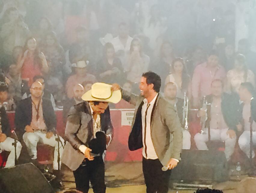 MariiaCoyy's tweet photo. amores de mi vida 😍@julionalvarez  @manedelaparra #Tulancingo #LamejordelasNoches ❤️❤️ http://t.co/6GOJ3ekxIz