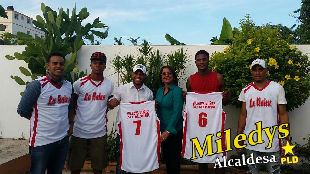 MiledysNunez's tweet photo. Entregamos hoy los uniformes al equipo "La Baina" 2 veces campeón del torneo de madeja.
#EllaEs #Miledys2016 http://t.co/HXr1G5nCXc