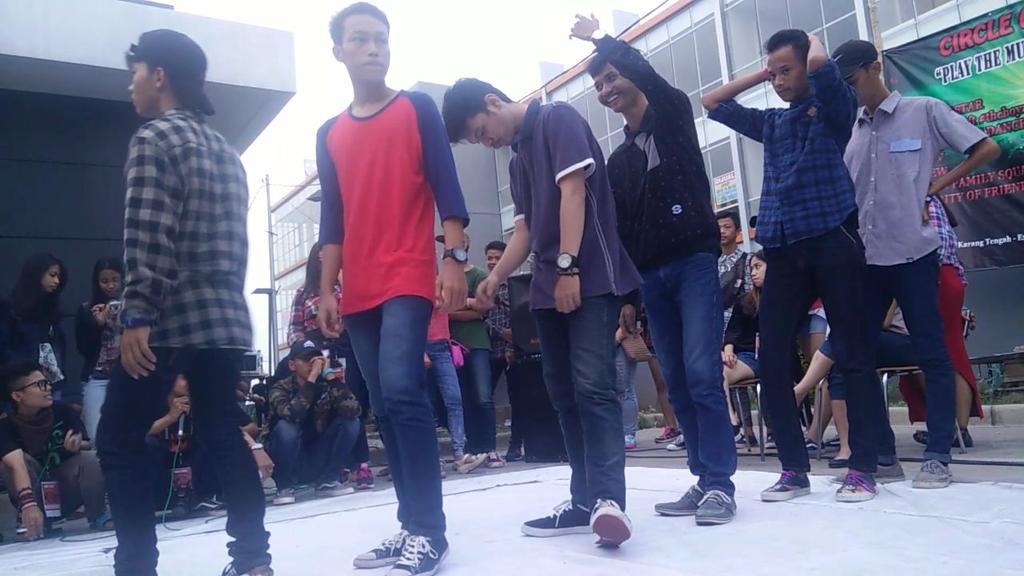 <a href="/Diann_danuarta/">andri</a> @RiiskiRiskii <a href="/faldhiM/">Pal</a> <a href="/mhmmdekarizky/">Mochammad Eka Rizky</a> @bagaswdntr_ <a href="/Aliefmhmmd_/">AliefMuhammad</a>