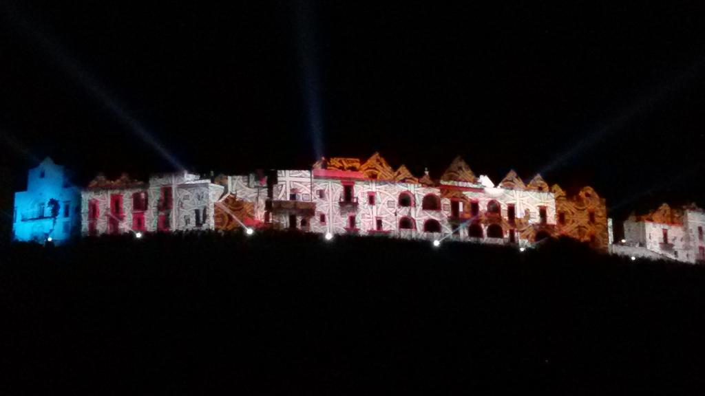 giusyargese's tweet photo. Stasera le stelle si guardano così in #valleditria #locus2015 #videomapping http://t.co/rxQ5hbZzkl